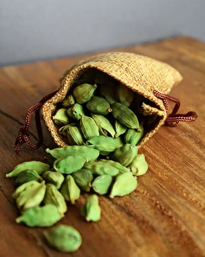 Green cardamom, 8 mm