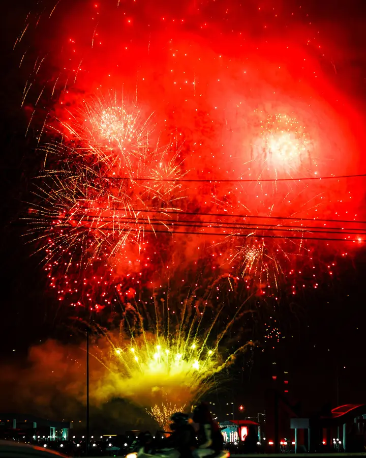 Red crackle, 30 shots