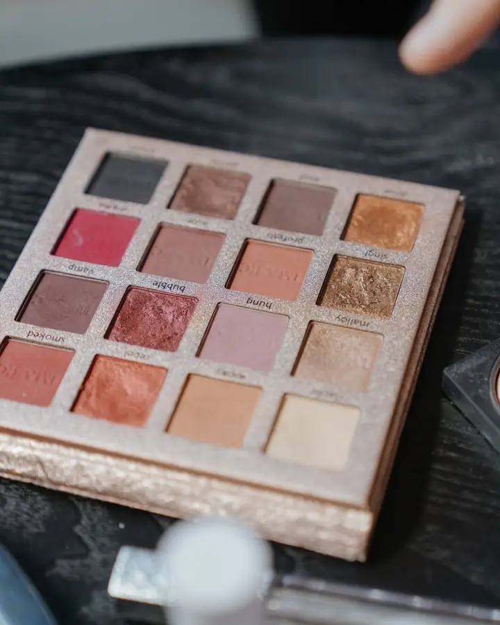 Sixteen-shade eye palette