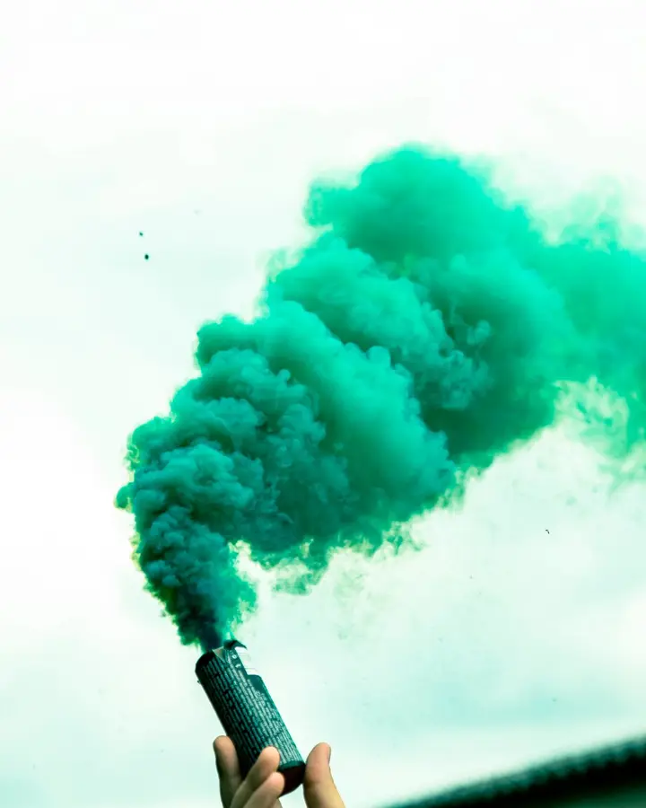Colour smoke