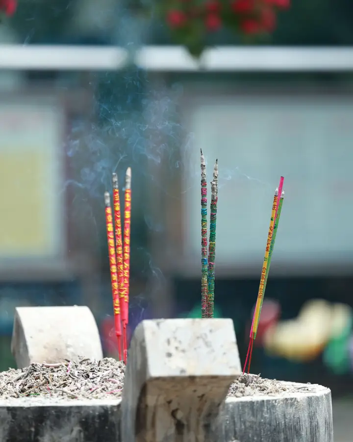 Hand-rolled incense sticks